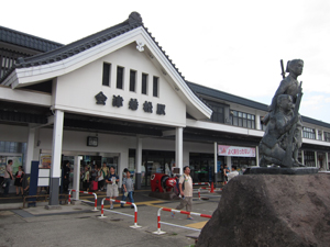 会津若松駅。七日町は鉄道も通っているが、本数が少ないので路線バスで行くのが便利。