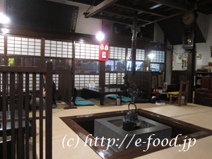 渋川問屋の店内。お会計も古風。
