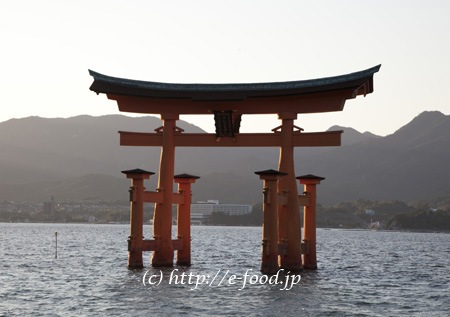 海にそびえる厳島神社の鳥居。