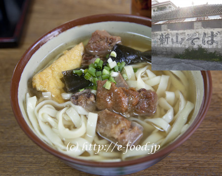 名護のソーキそば1。創業大正12年の老舗「新山食堂」にて。テビチそばも名物。