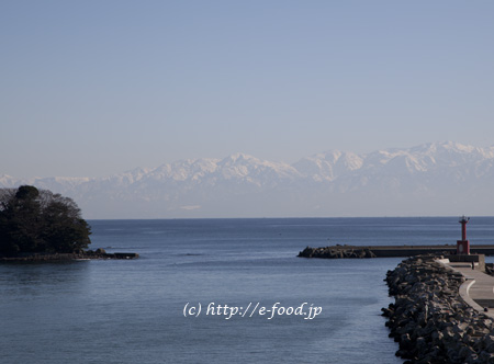 ひみ番屋街からのぞむ富山湾と立山連峰。